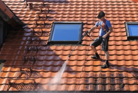 Vi fixar ditt taktvätt i Vimmerby så taket blir som ny och får längre livslängd