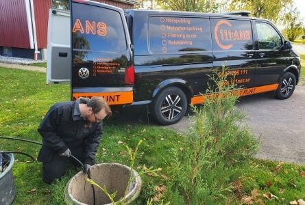 Vi rensar en dagvatten brunn från stop