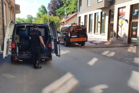 spolbil i Valdemarsvik centrum åtgärdar ett stopp i avlopp